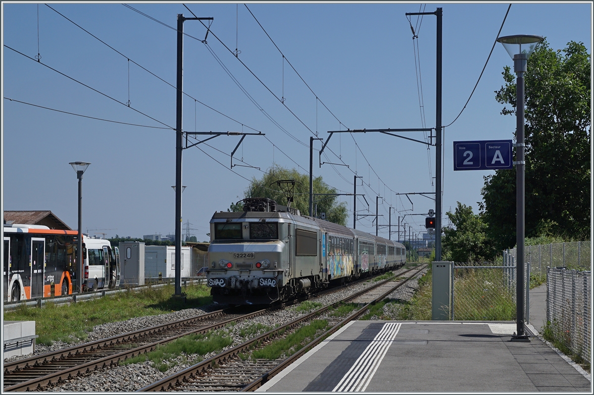 Die SNCF BB 22249 schiebt ihren etwas schmuddeligen TER von Lyon nach Genève durch den Bahnhof Sataigny.

19. Juli 2021
