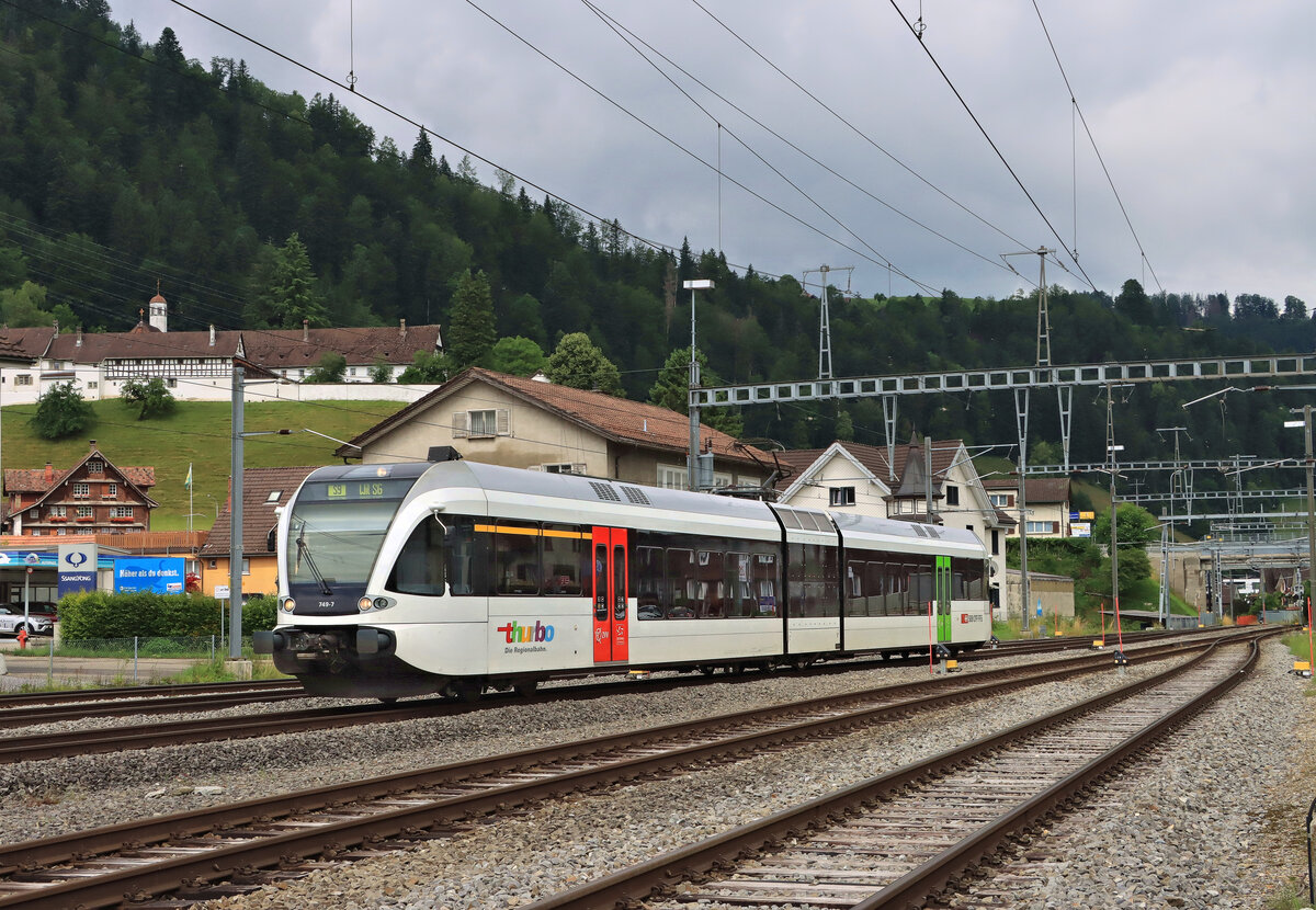 Die St.Galler S-Bahn Linie S9 (Wil - Wattwil): THURBO GTW 2/6 749 bei der Einfahrt in den Bahnhof Wattwil. Im Hintergrund das Kapuzinerinnenkloster St.Maria der Engel von 1621 (2010 aufgegeben). 9.Juli 2021 