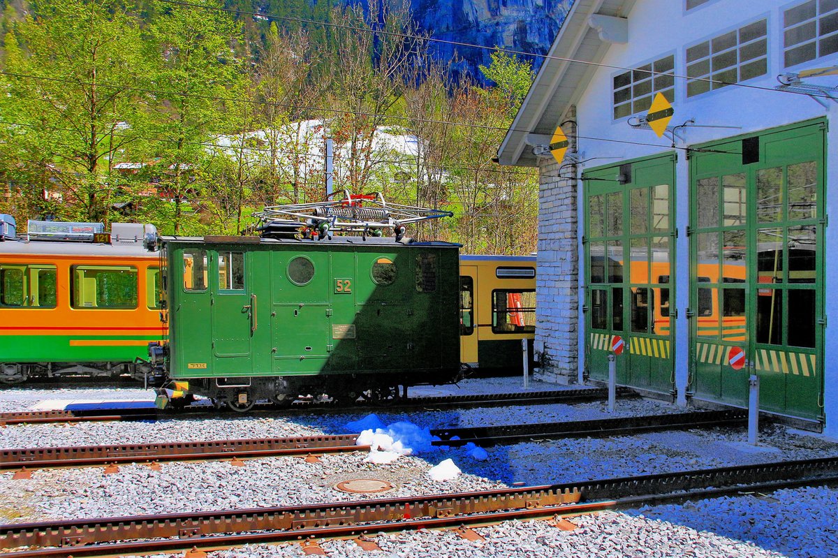 Die uralte Lok 52 aus dem Jahr 1909 ist ein wahres Juwel - leider hat sie sich in Lauterbrunnen an einem belichtungsmässig sehr ungünstigen Ort hingestellt. Verwendet wird sie für die Schneeschleuder, die offenbar heute unterwegs sein musste. 29.April 2017. 