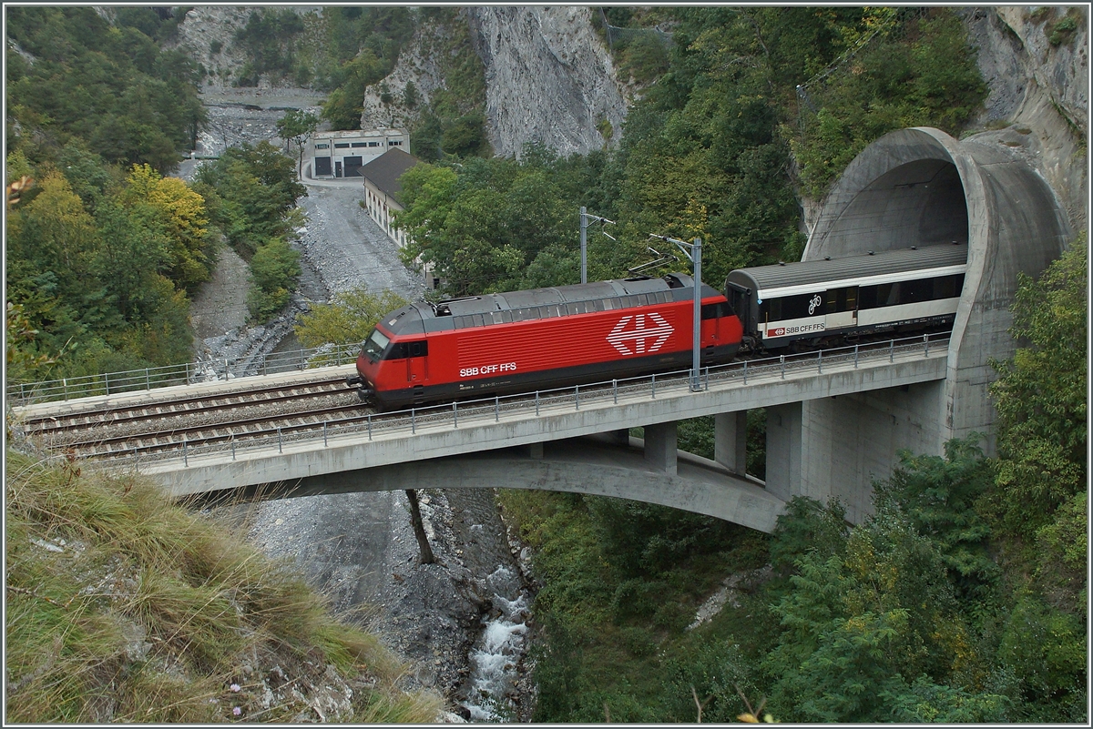 Die vor einigen Jahre neu trassiere und Doppelspur ausgebaute Strecke Leuk - Salgesch für mit Ausnahme eines kaum zwei Wagen langer Brücke über die Dala-Schlucht ausschließlich durch Tunnels. 
30. Sept. 2014