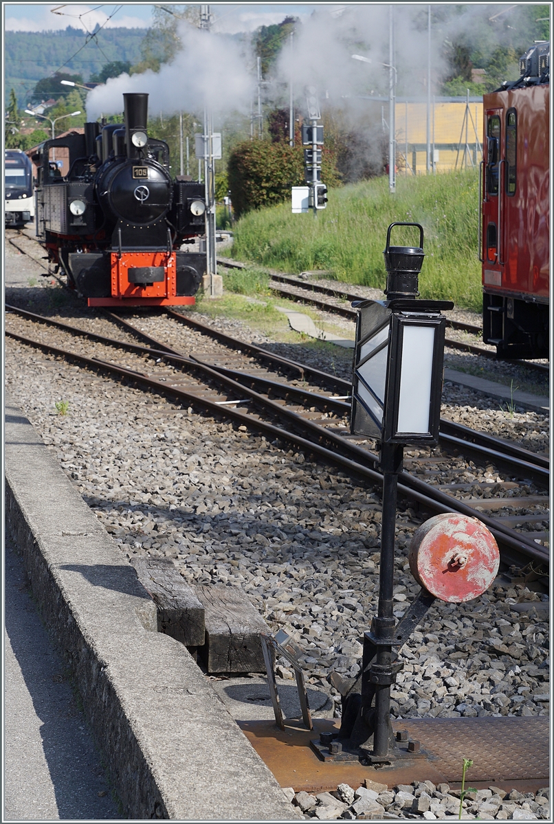 Die Weiche in Blonay steht für die herandampfende Blonay-Chamby Bahn G 2x 2/2 105 richtig. 

7. Mai 2022