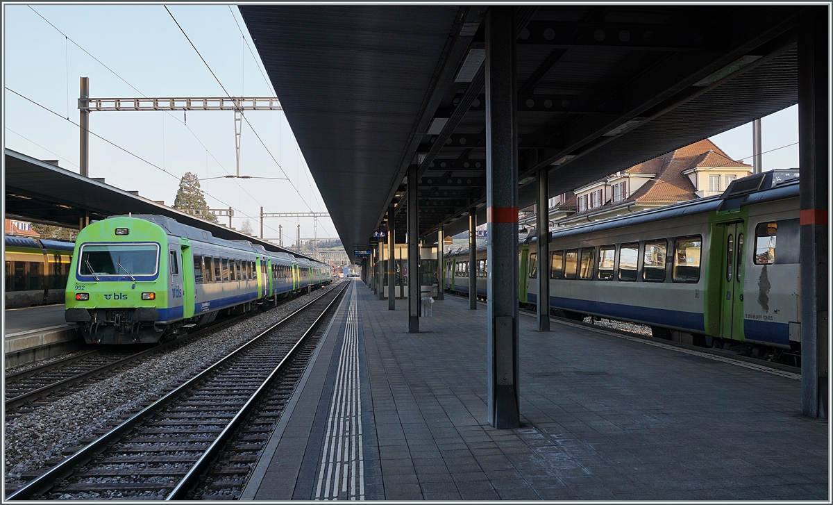 Dies Bild vermittelt nicht den Eindruck das die EW III nur noch kurze Zeit im Einsatz stehen werden: In Spiez wartet ein RE nach Zweisimmen (links im Bild) und ein Regionalzug nach Frutigen auf ihre Abfahrt.

14. April 2021