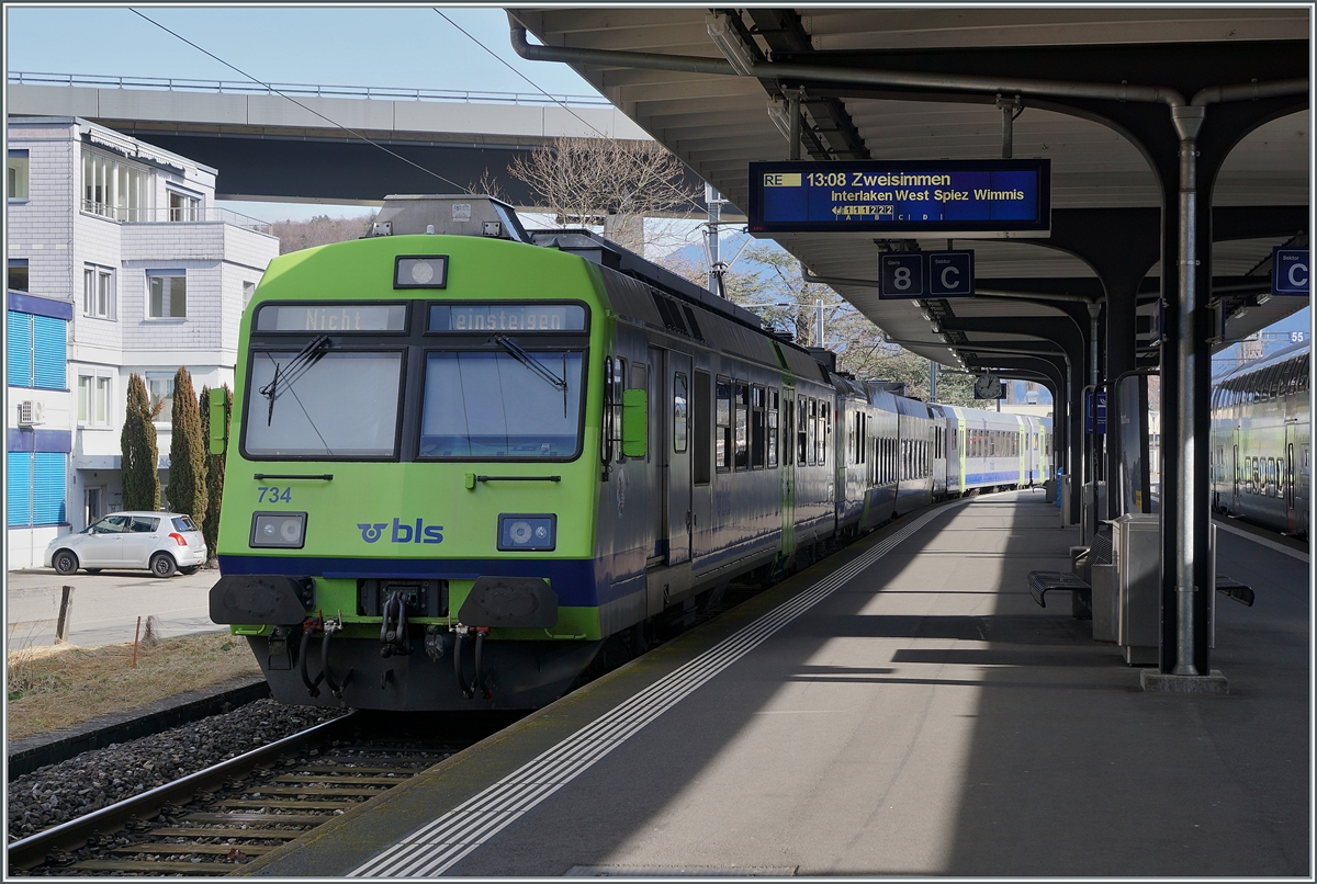 Dies ist nicht, wie rechts oben im Bild ersichtlich, der RE nach Zweisimmen, sondern der abgestellte RE der später nach nach Spiez fahren wird, aber nun nur noch in Interlaken West hält, da die Zwischenstationen Därligen, Leissigen und Faulensee nur noch mit dem Bus bedient werden. 

17. Februar 2021