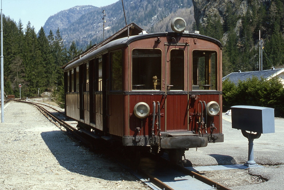 Dieser �ltere Steuerwagen der MC war im Mai 1980 in Le Chatelard-Frontiere abgestellt