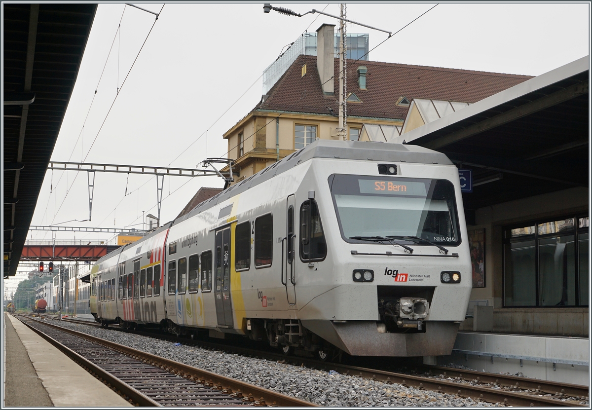 Dieser  NINA  nennt sich  LINA  und wirbt mit  Dini Lehrsteu ir Region  für dringend benötigten Nachwuchs im öffentlichen Verkehr. Der BLS RABe 525 010 wartet in Neuchâtel auf die Abfahrt als S5 nach Bern.

15. August 2021