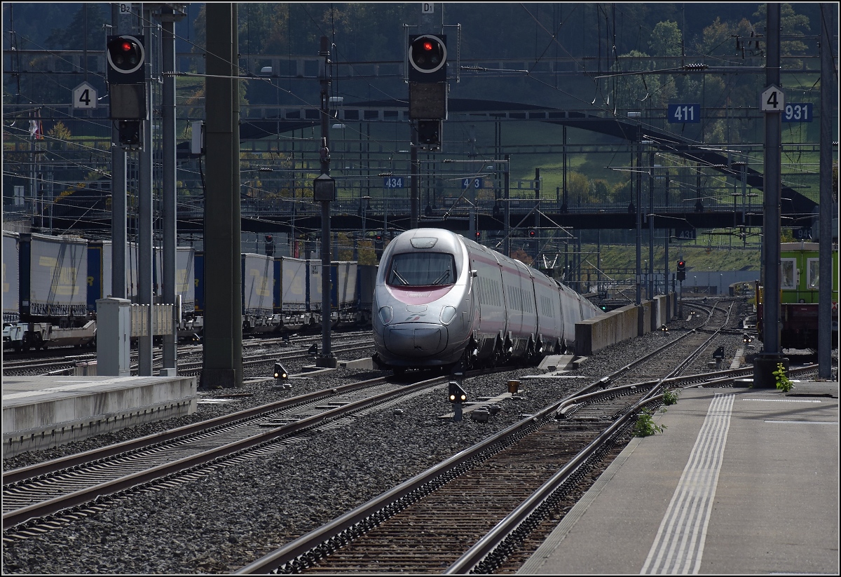 Dieses Gleis in Frutigen geh�rt zum L�tschberg-Basistunnel. ETR 610 002 taucht gerade in den Basistunnel ab. Oktober 2019.