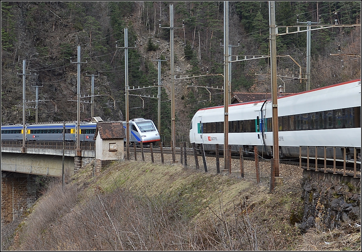 Direkt am Streckenh�uschen neben der Kerstelenbachbr�cke begegnen sich ein Cisalpino und ein ICN. M�rz 2015.