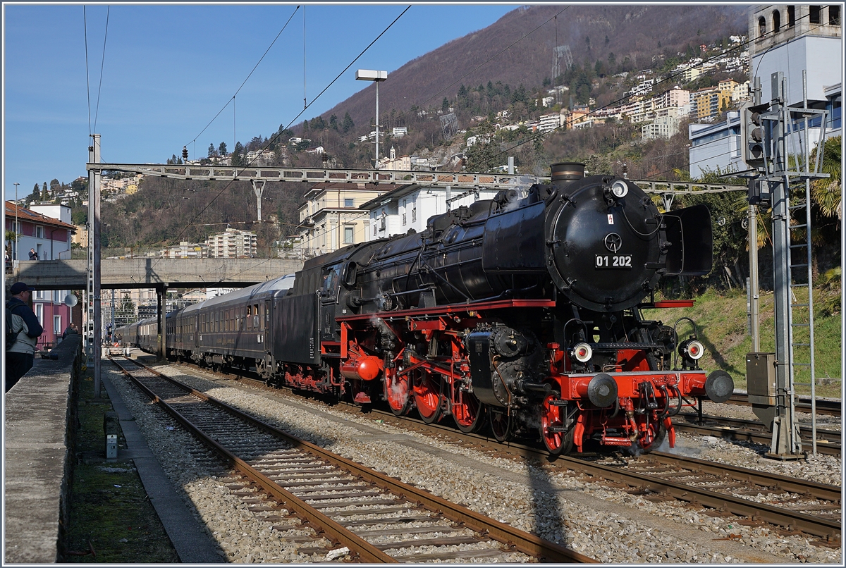 Doch das Beste kommt zum Schluss: die prächtige 01 202 des Vereins Pacific 01 202! 
Sie wird den langen Schnellzug von Locarno via Gotthard nordwärts führen.
22. März 2018 