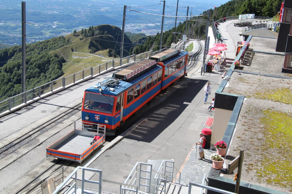 Doppeltriebwagen Bhe 4/8 in der Bergstation Vetta 1605 m.�.M.(Man sollte den ersten Zug auf den Berg nehmen,bevor die grosse Menge von Touristen mit den nachfolgenden Z�gen kommen)09.09.13  