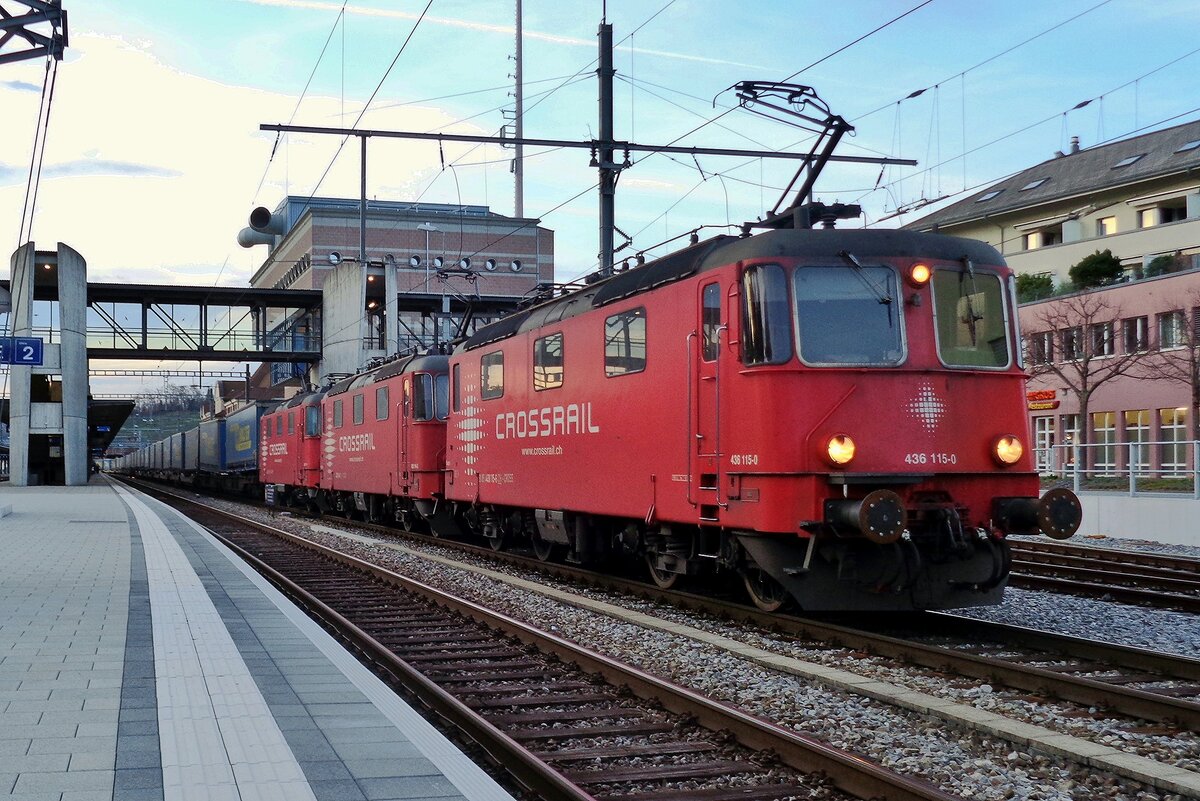 Dreifachtraktion f�r CrossRail in SPiez am 23 M�rz 2017 mit 113 an der Spitze.