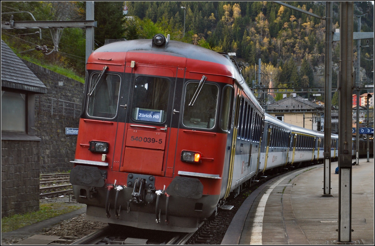 Drittletzter Planeinsatz von RBe 540 bei der SBB. 

Die Stunde der R�ckkehr nach Z�rich wartet. Der Zug mit RBe 540 039-5 und 034-6 wird in G�schenen bereitgestellt. Oktober 2014