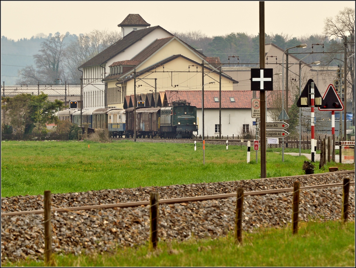 Durchfahrt der heißen Fuhre durch Bürglen mit Lok Ae 4/7 10950 der Swisstrain. April 2014.