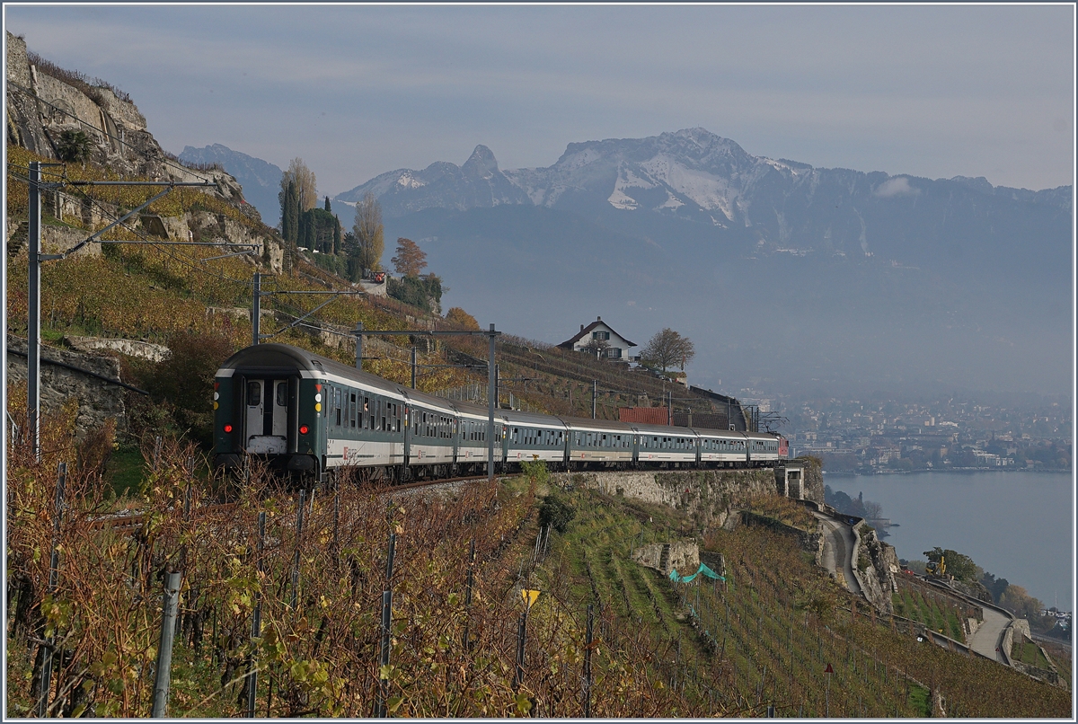 Eigentlich nicht meine art, Komposition von hinten zu fotografieren, doch wenn schon mal ein acht Wagen langer Zug die Train des Vignes Strecke bef�hrt, mache ich gerne eine Ausnahme: Die SBB Re 4/4 II 11198 mit einem Fussball Fan Zug Bern nach Sion auf der steilen Talfahrt  Richtung Vevey. 

24. Nov. 2019