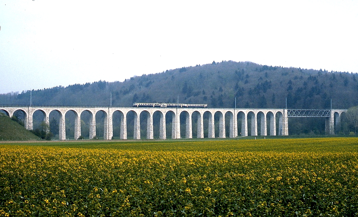 Ein ABDe 4/8 der BLS überquert im Mai 1981 den Viadukt bei Gümmenen