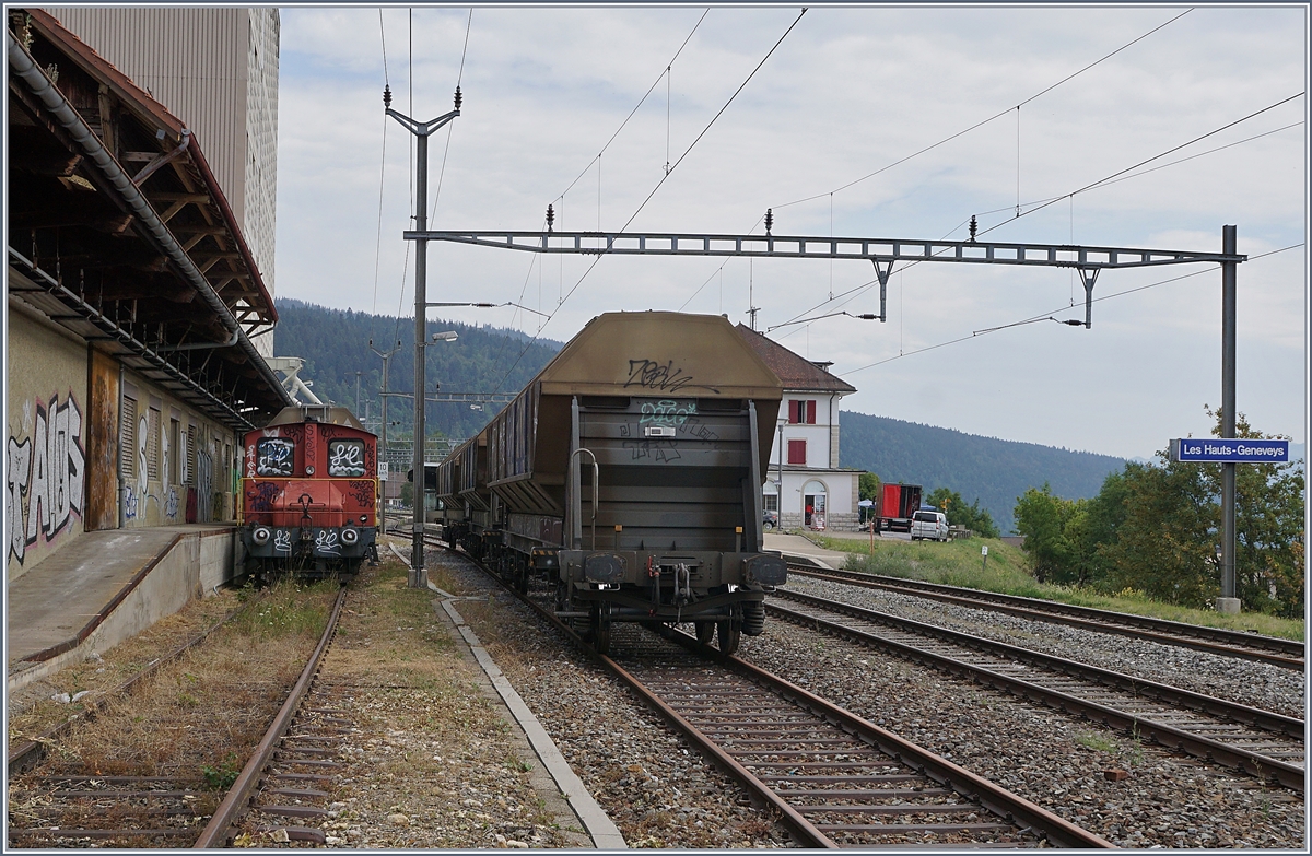 Ein Anblick wie vor gut dreissig Jahren viele Land-Station boten: Ein Tm I besorgt das dem tag über anfallende Manöver um dann die Abfuhr bereitzustellen, welche ein  Stücker  dann abholt. 

Der Landi Tm I an der Rampe des Lagerhauses in Les Hauts-Geneveys.

Hinweis: für das Fotografieren auf dem Landgelände lag eine mündliche Bewilligung vor.

12. August 202