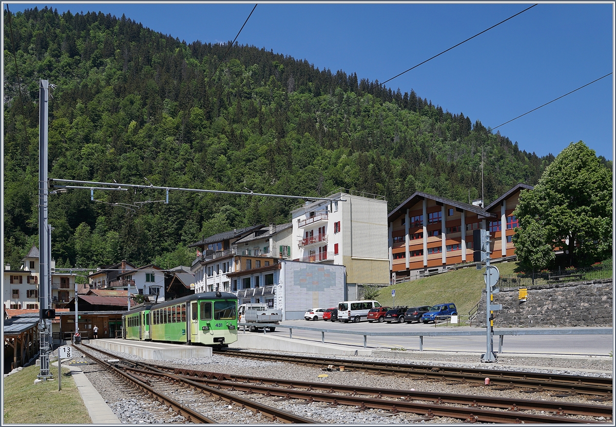 Ein ASD Regionalzug von Les Diablerets nach Aigle, bestehend aus dem Bt 431 (ex BLT) und dem BDe 4/4 403  Ollon , wendet im vor einigen Jahren neu gestalteten Bahnhof von Le Sépey. 

29. Mai 2020