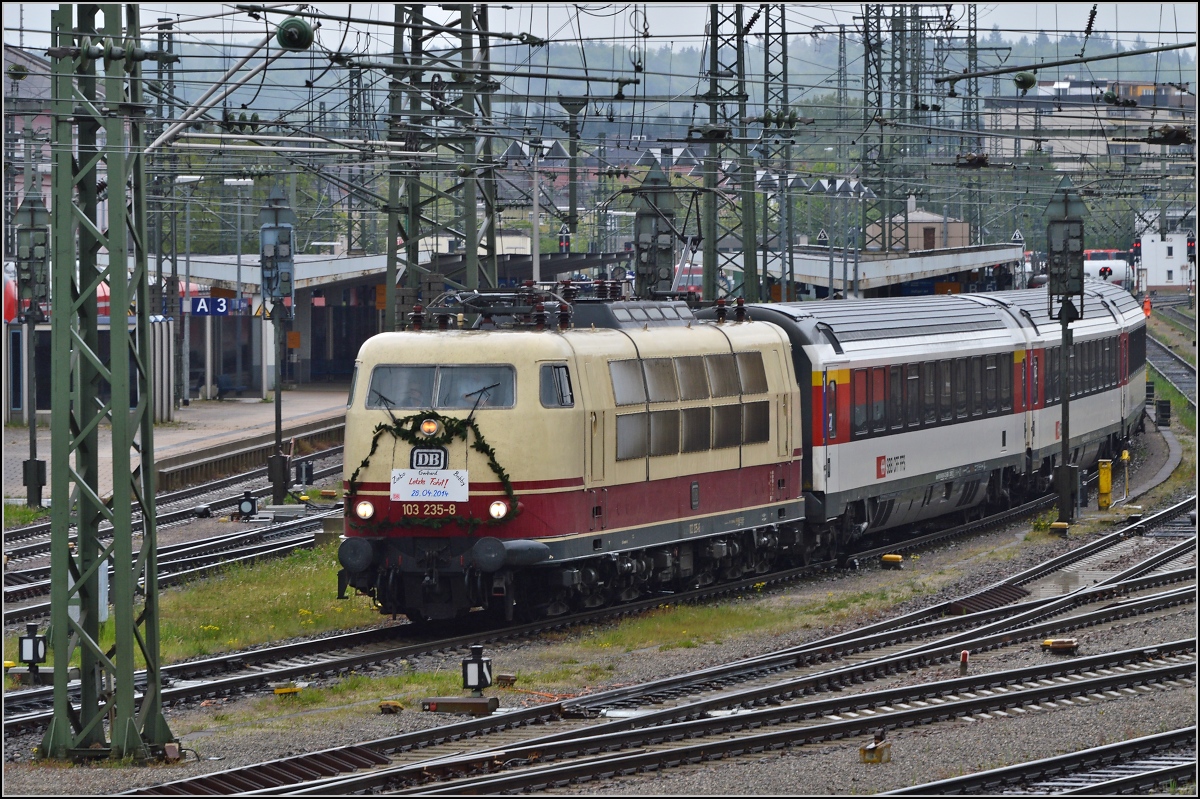 Ein Besuch in Singen am Hohentwiel. Man glaubt es kaum, aber 103 235-8 kommt zur letzten Fahrt eines Tf ausnahmsweise nach Singen. Hier bei der Ausfahrt Singen. April 2014.