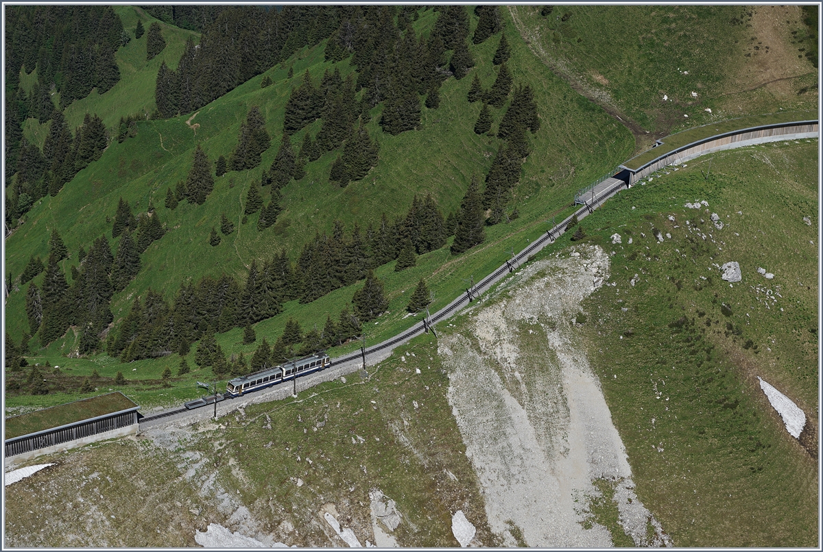 Ein Bhe 478 auf der Wasserscheide zwischen Rohe und Rhein bei der Station La Perrche (rechts im Bild). 
28. Juni 2016