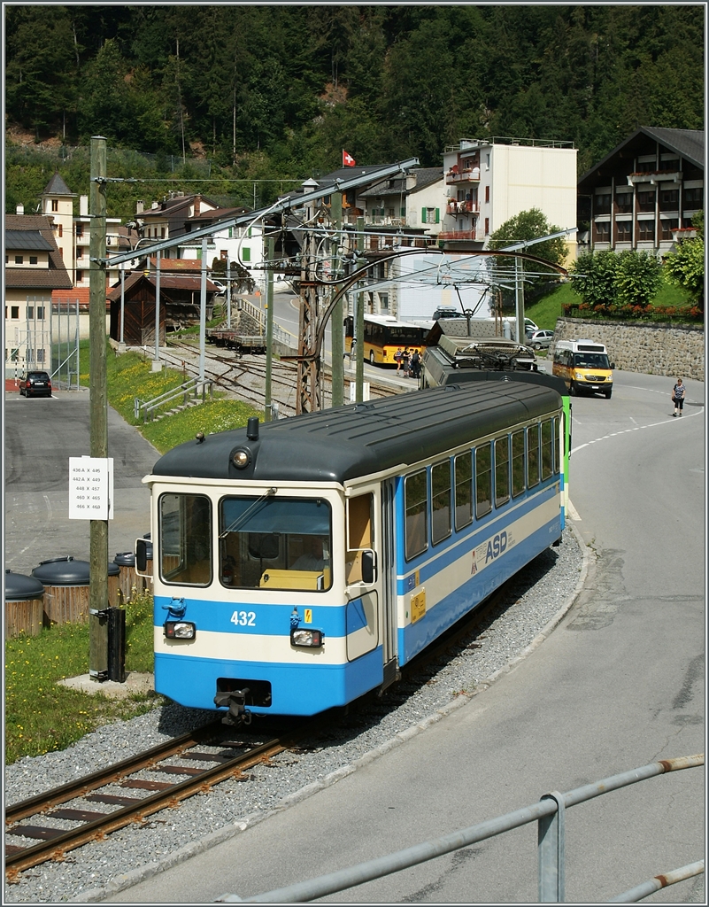 Ein Blick auf den alten Bahnhof von Le Sépey; links im Bild eine Tafel, welche alle Zugskreuzungen im Bahnhof zusammenfast.
5. Aug. 2011