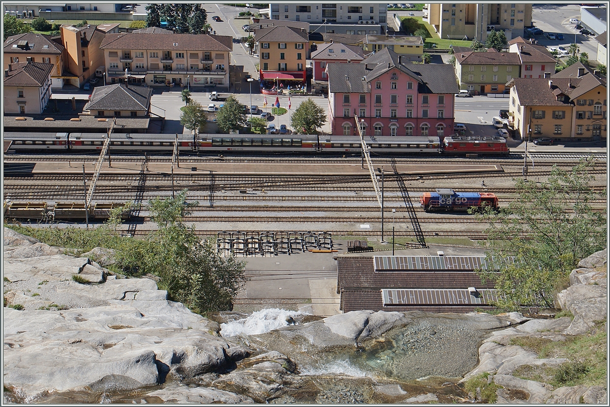 Ein Blick auf den Bahnhof von Biasca mit einen haltenden  Gotthard -IR auf dem Weg Richtung Norden.

24. Sep.t 2015