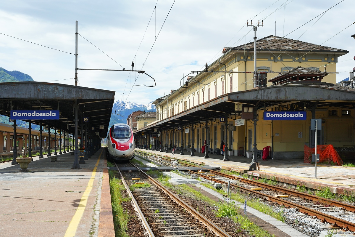 Ein Blick auf den Bahnhof Domodossola am 08.05.2024, auf Gleis 2 ein RABe 503 der SBB. 