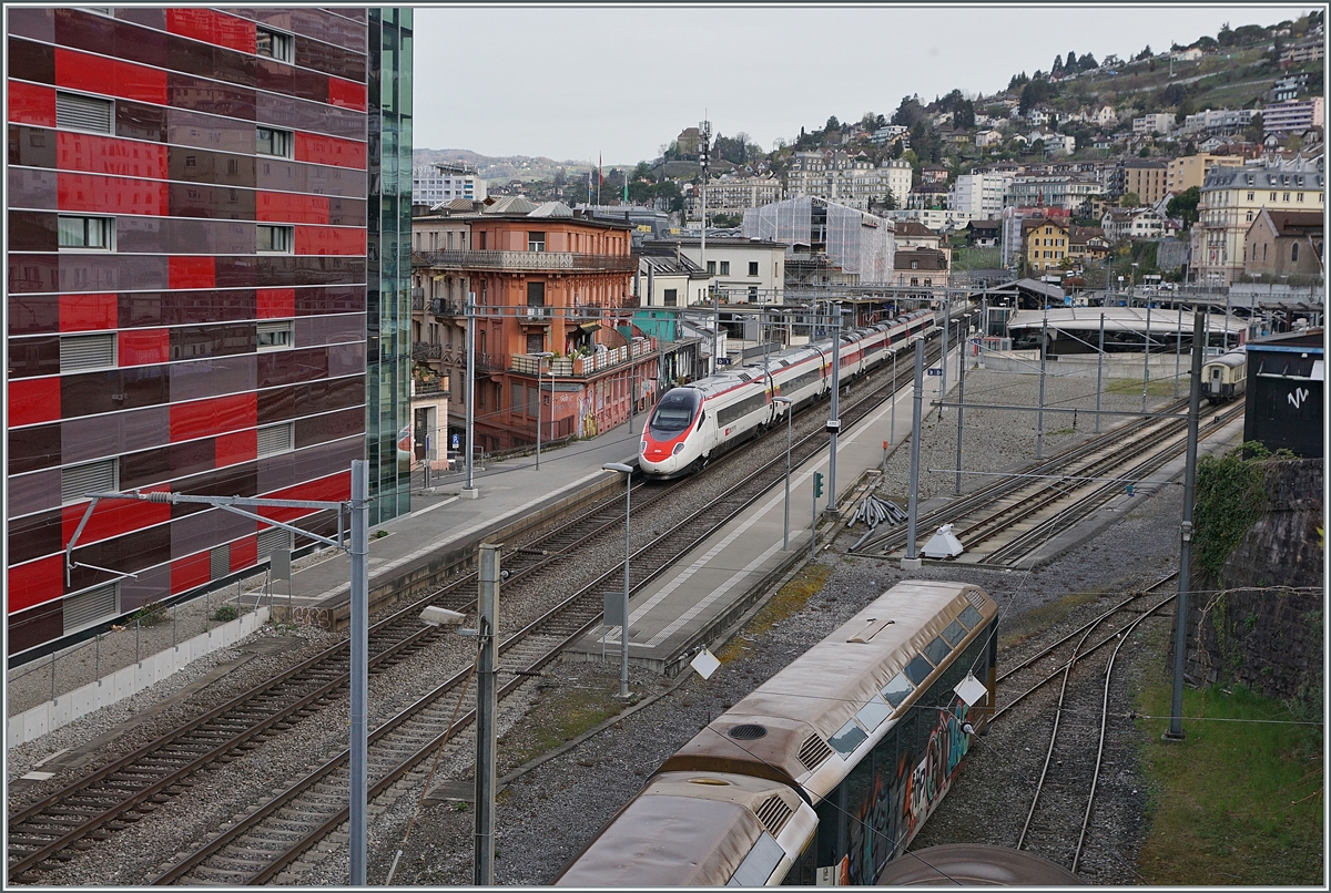 Ein Blick auf den Bahnhof von Montreux, der besonders im Normalspur Teil eher nüchtern ausfällt. Im Bild ein SBB RABe 503 auf Extrafahrt in Richtung Lausanne.

12. April 2022