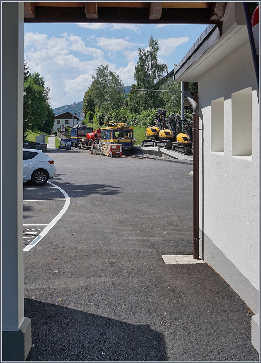 Ein Blick vom Bahnhofsgebàude auf den MOB Tm 4 auf dem überraschend sehr aufwändig sanierten  Abstellgleis  im neuen Bahnhof von St-Légier. 

7. Juli 2019