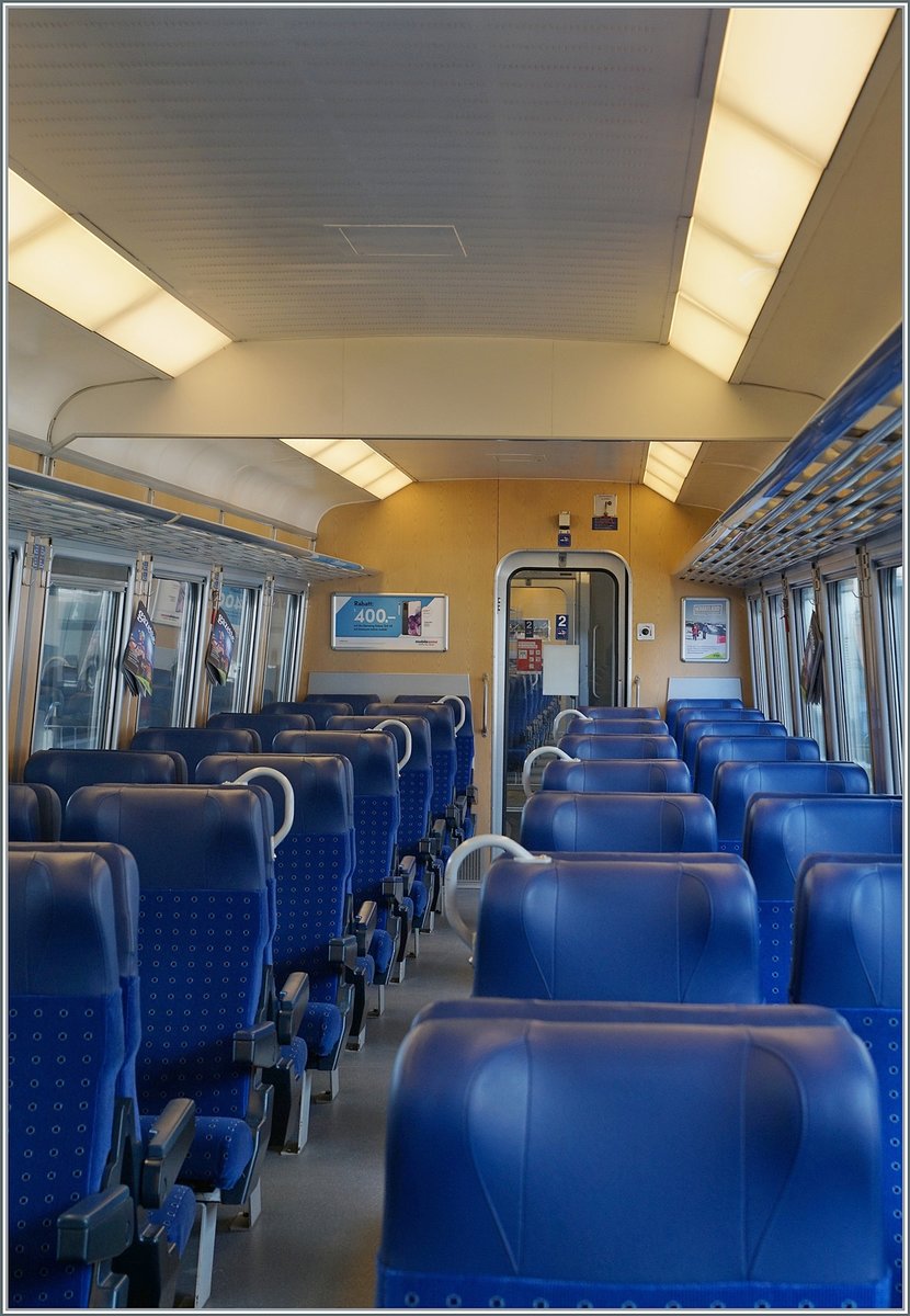 Ein Blick ins Innere der BLS EW III, hier die zweite Klasse. Auffallend die  schiefen Wände , welche dem Neigezug-Gedanken geschuldet sind, leider wurde die Neigetechnik nur Probeweise eingebaut.  

Interlaken Ost, den 17. Februar 2021