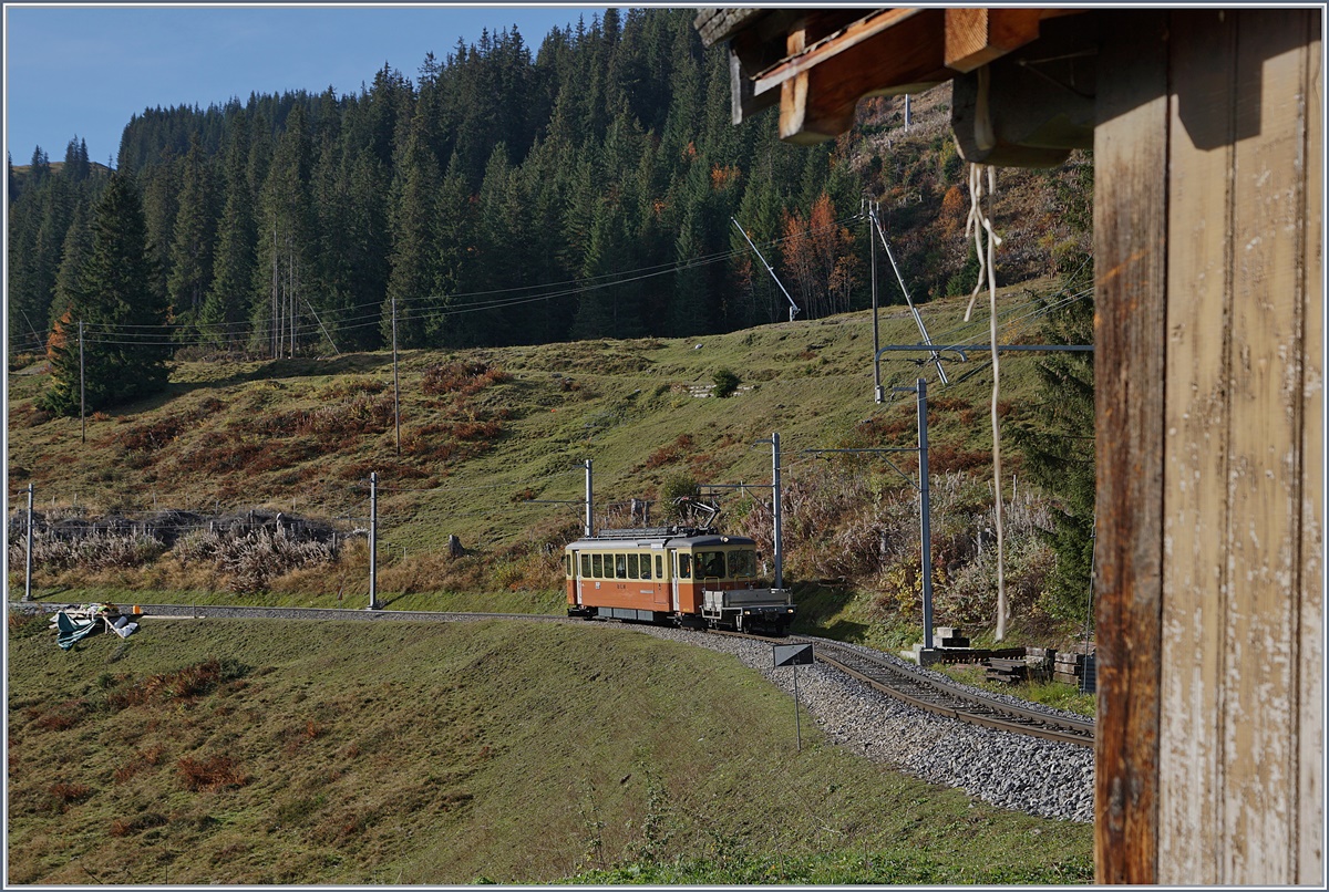 Ein BLM Be 4/4 von Mürren kommend erreicht in Kürze die Station Winteregg. 

16. Okt. 2018
