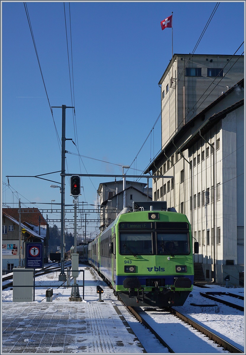 Ein BLS RABe 565 erreicht den Bahnhof Lützelflüh-Goldbach. 

6. Jan. 2017 

