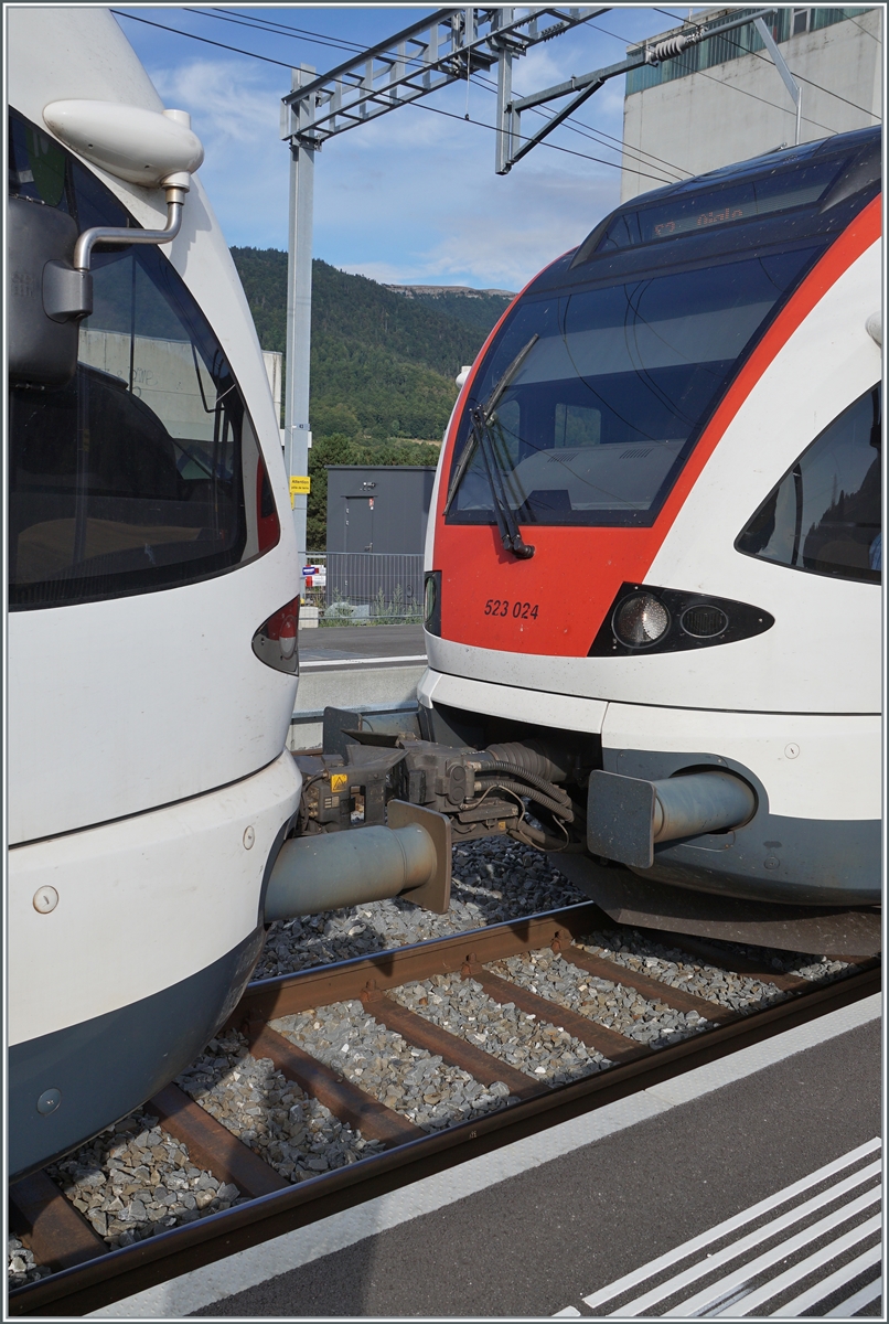 Ein dumpfes  Klick  und der Flirt von Vallorbe (rechts) ist mit dem Flirt vom Vallée de Joux (links) vereint. 

Le Day, den 15. August 2022