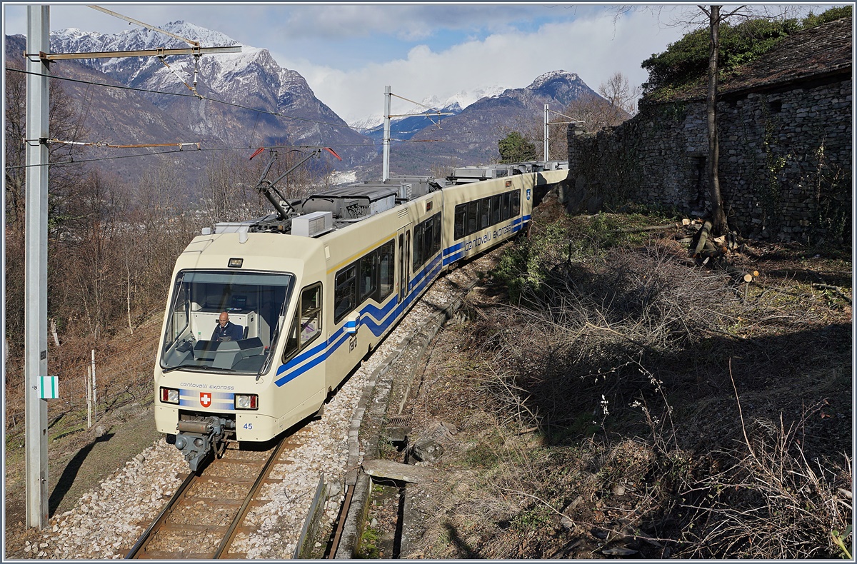 Ein FART Centovalli-Express kurz nach Tronatan auf dem Weg Richtung Domodossola.
1. März 2017