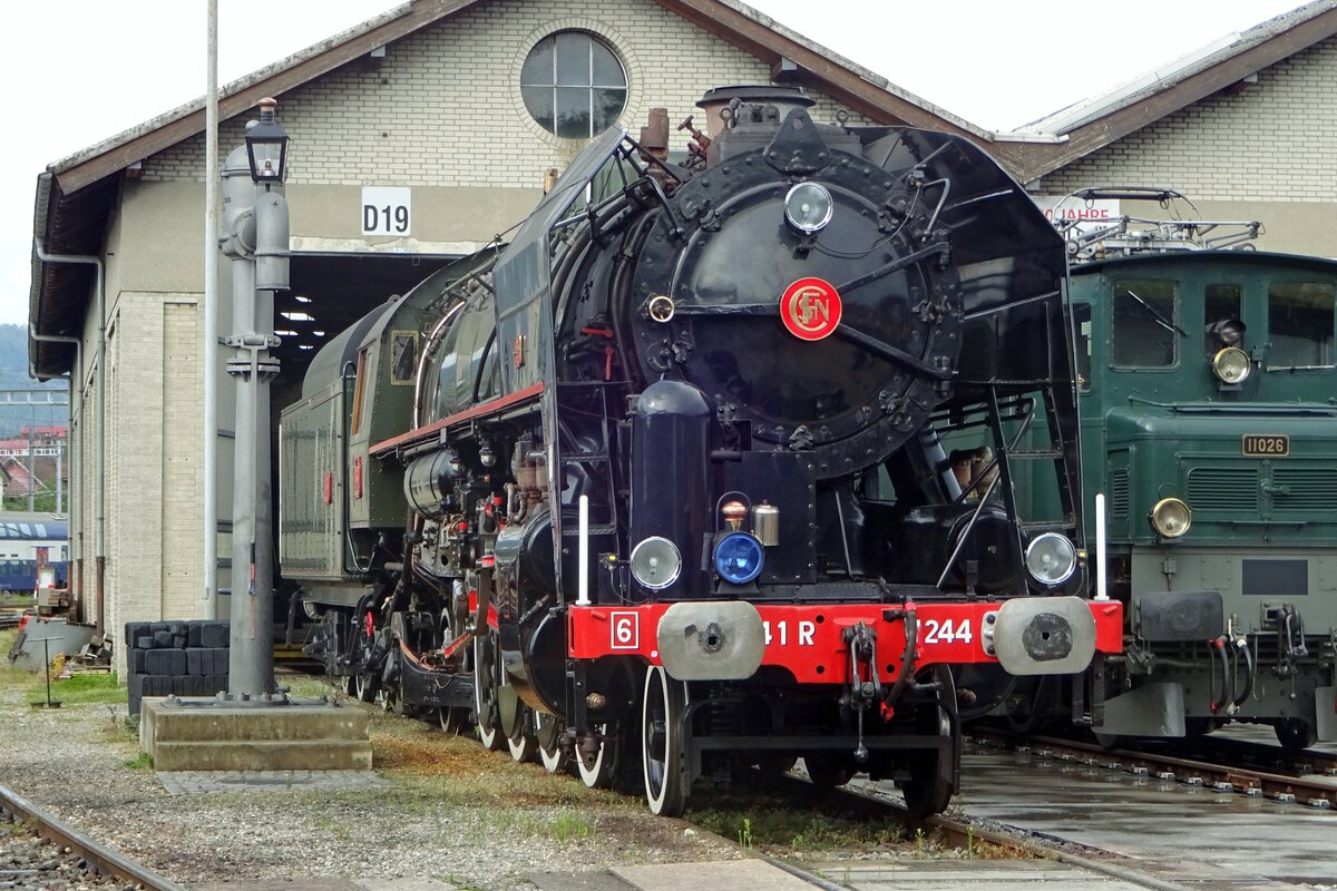Ein Fransösischer Dampflok in Deutsschsprachich Schweiz: 141 R 1244 in Brugg AG am 25 Mai 2019. Sie ist eine von 1340 in 1944 gebaute Dampfloks von SNCF bestelt um das zerstörter Lokpark buchstäblich wieder aufs Gleis zu setzen. Das Bild wurde wáhrend das jahrlichen Dampfwochenende von Verein Mikado 1244 gemacht.