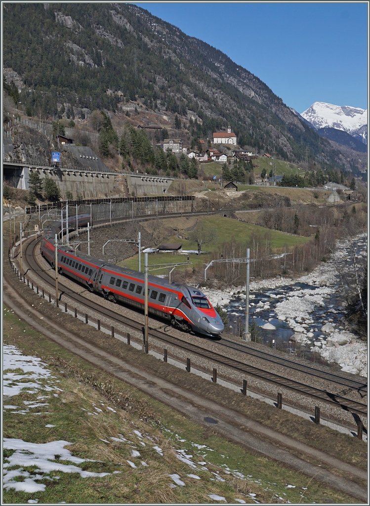 Ein FS Trenitalia ETR 610 als EC 17 von Zürich nach Milno in der Wattinger-Kurve bei Wassen.
17. März 2016