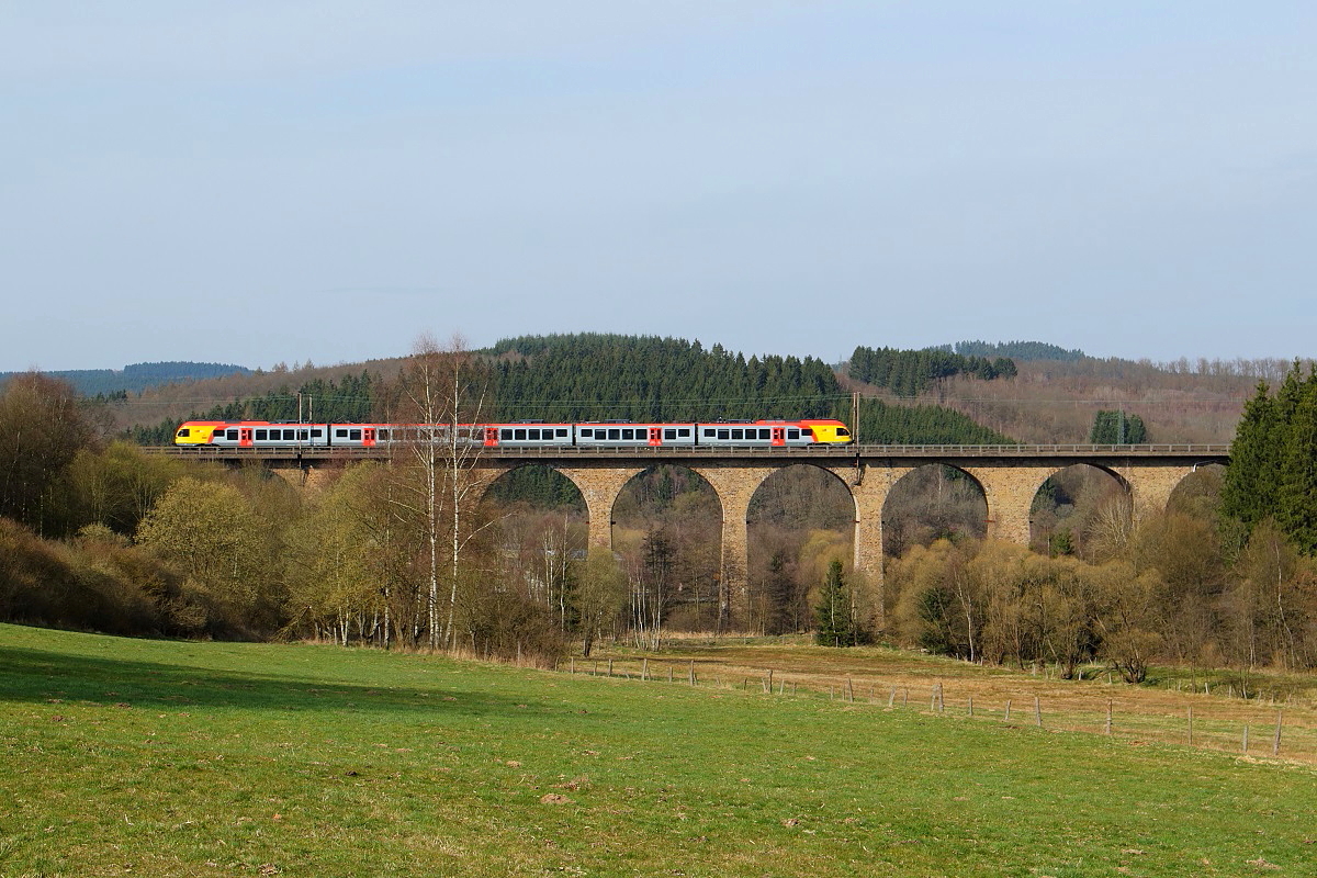 Ein f�nfteiliger Stadler Flirt der Hessischen Landesbahn �berquert am 28.03.2014 den Ruderdorfer Viadukt zwischen Siegen und Dillenburg. Zwischen Frankfurt und Siegen bzw. Marburg werden neun dieser Triebwagen eingesetzt.