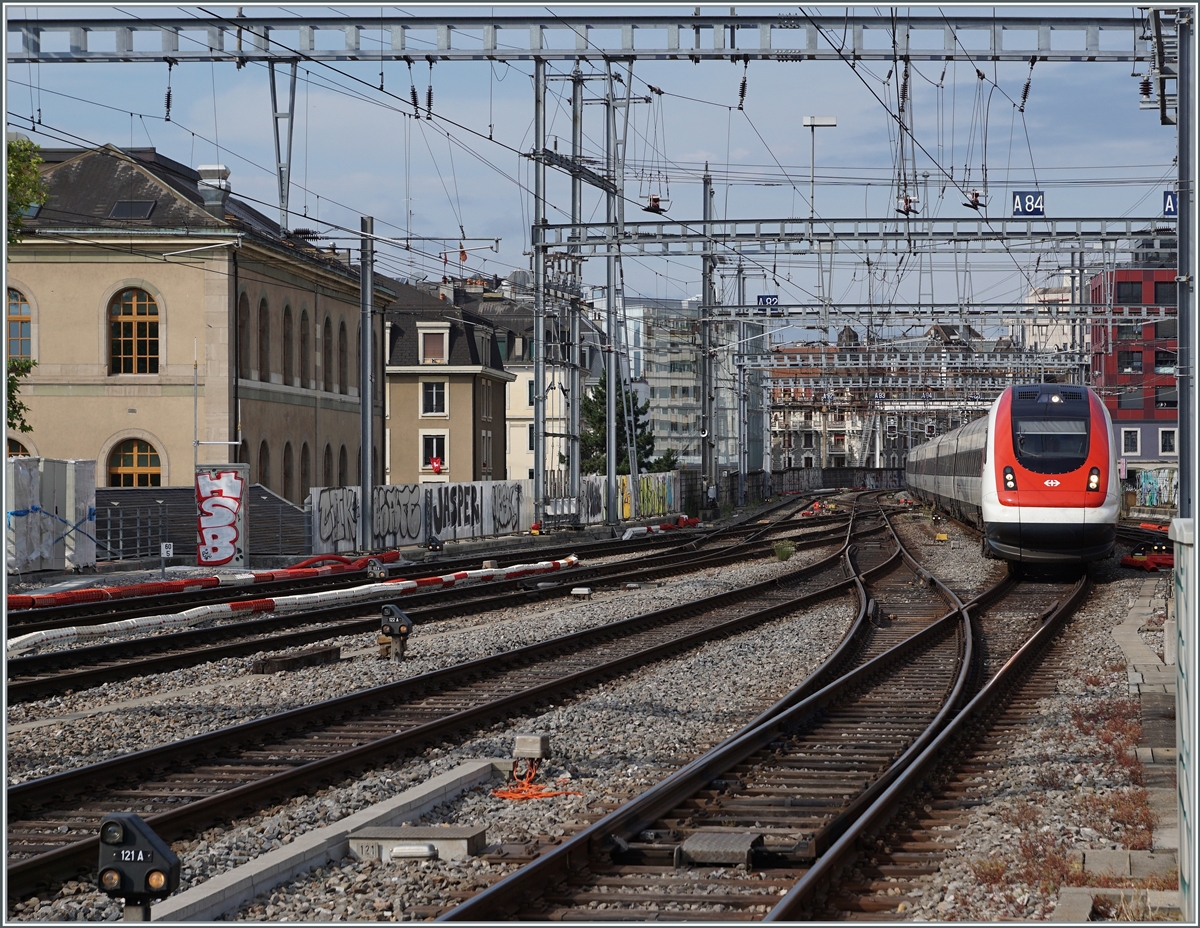 Ein ICN auf dem Weg vom Flughafen in Genève nach Romanshorn erreicht Genève. In der westlichen Einfahrt von Genève lassen sich die meisten Gleise durch Umstellung der Fahrleitung mit SBB- oder SNCF-System von beiden Bahnen befahren.

28. Juni 2021