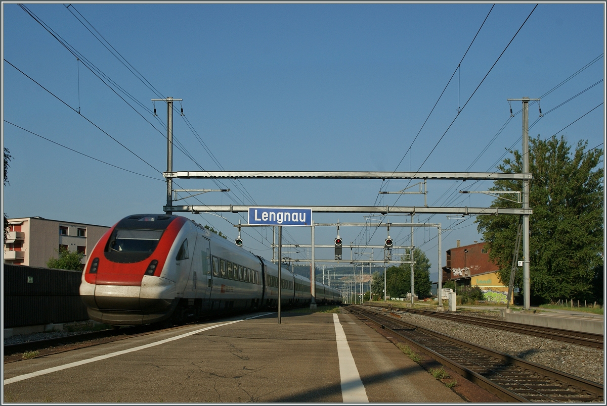 Ein ICN Richtung Biel/Bienne von Bassel kommend, erreicht in Lengnau die Jurafusslinie Olten - Biel/Bienne.
22. Juli 2013