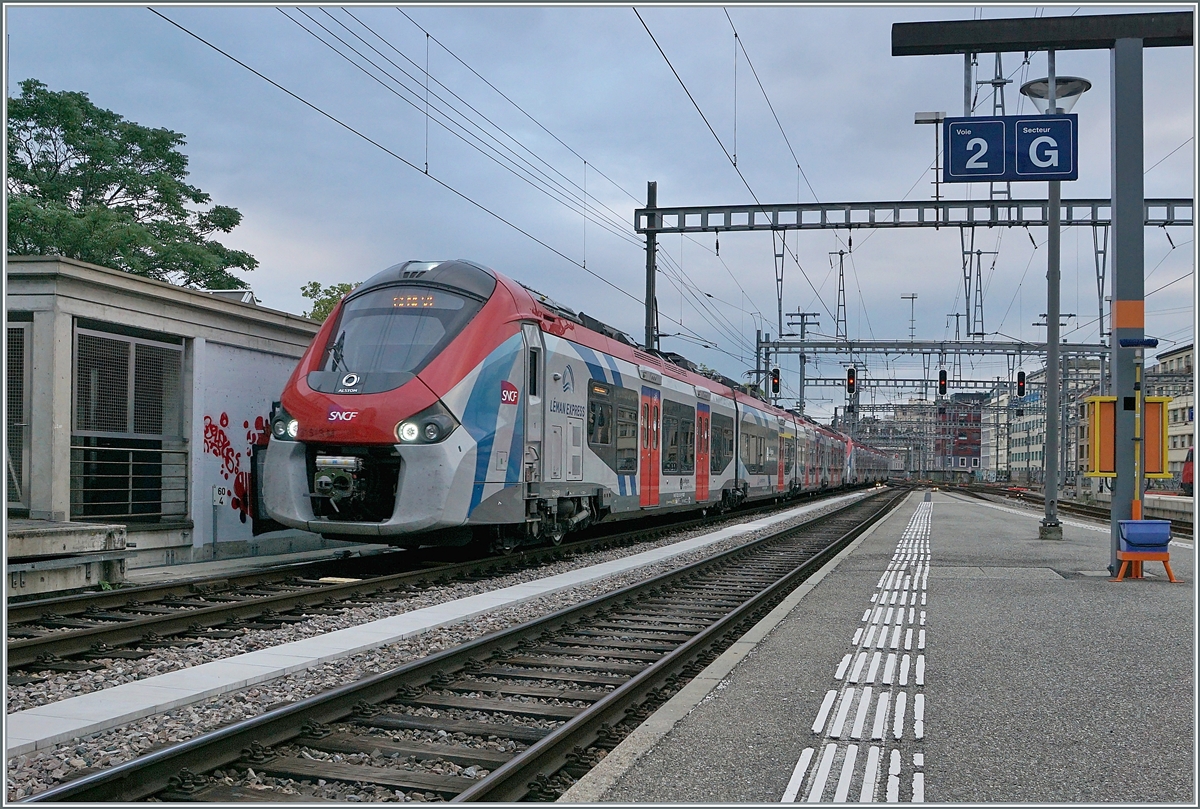 Ein Léman Express bestehend aus zwei SNCF Régiolis tricourant mit dem Z 31513 an der Spitze erreicht Genève. 
Zu diesem Zeitpunkt war der Betrieb auf dem Léman Express Netz baustellenbedingt ziemlich eingeschränkt: Genève - Coppet und Meyrin - La Plaine wurden im SEV abgewickelt, die RE Vevey-Annemasse bedienten dafür zwischen Genève und Annemasse alle Stationen. 

16. Aug. 2021