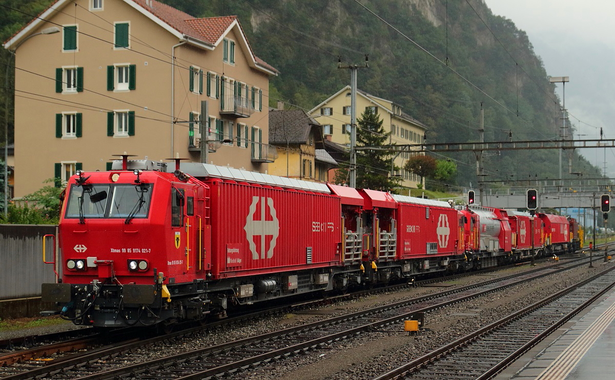 Ein LRZ (Lösch- und Rettungszug) der SBB, vorne 9174 021-7, rangiert am 12.09.2016 im Bahnhof Erstfeld