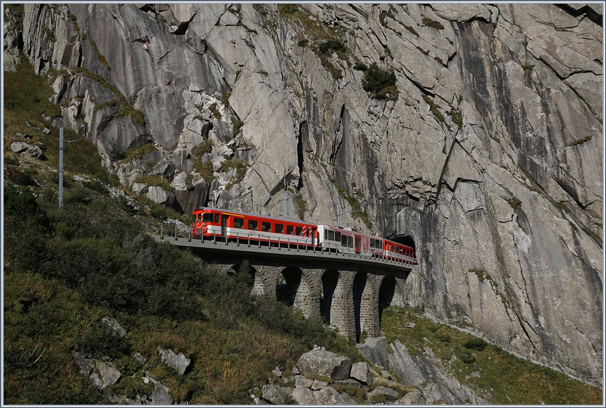 Ein MGB Schöllnen-Bahn Zug verschwindet im 206 Meter langen Brückenwald-Tunnel bei der Teufelsschlucht. 

13. Sept. 2020 