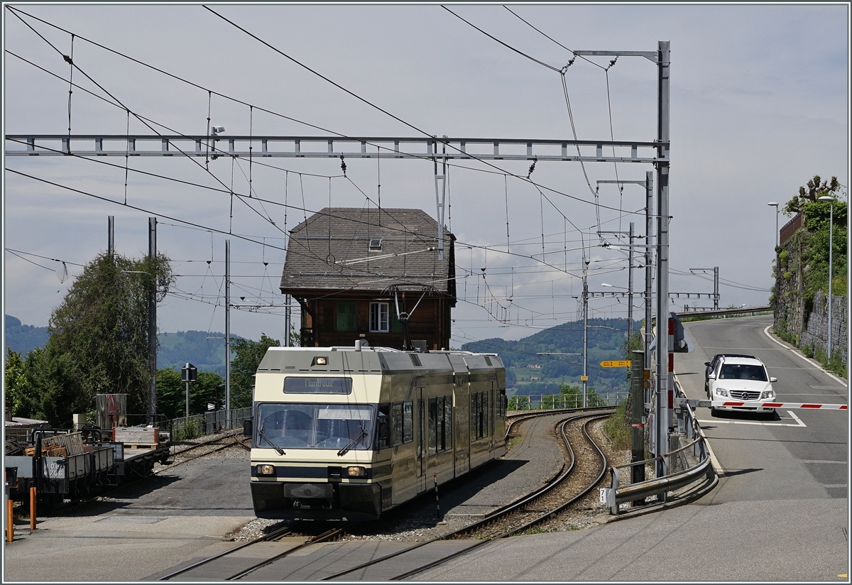 Ein MVR  Be 2/6 als MOB Regionalzug 2333 Les Avants - Montreux beim Halt in Chamby.
25. Mai 2016