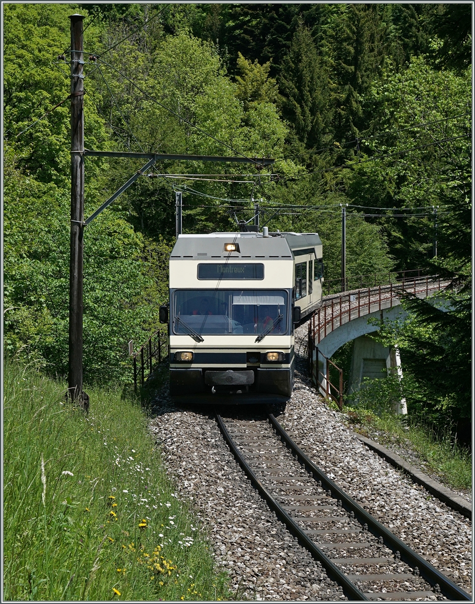 Ein MVR  Be 2/6 als MOB Regionalzug 2333 Les Avants - Montreux kurz vor Sendy Sollard.
25. Mai 2016