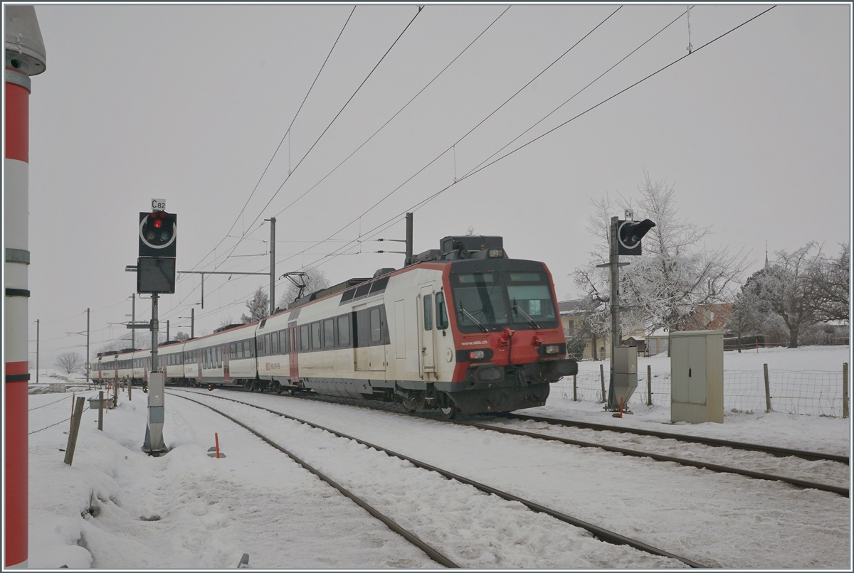 Ein (noch) eher ungewohntes Bild statt TPF Flirts kreuzen sich nun in der Dienst- und Kreuzungsstation Vuisternens-devant-Romont im Wechesl mit den Flirts der TPF SBB- und TPF- Domino Züge, wobei die TPF Dominos zur Zeit eher selten zu sehen sind.

22. Dezember 2021