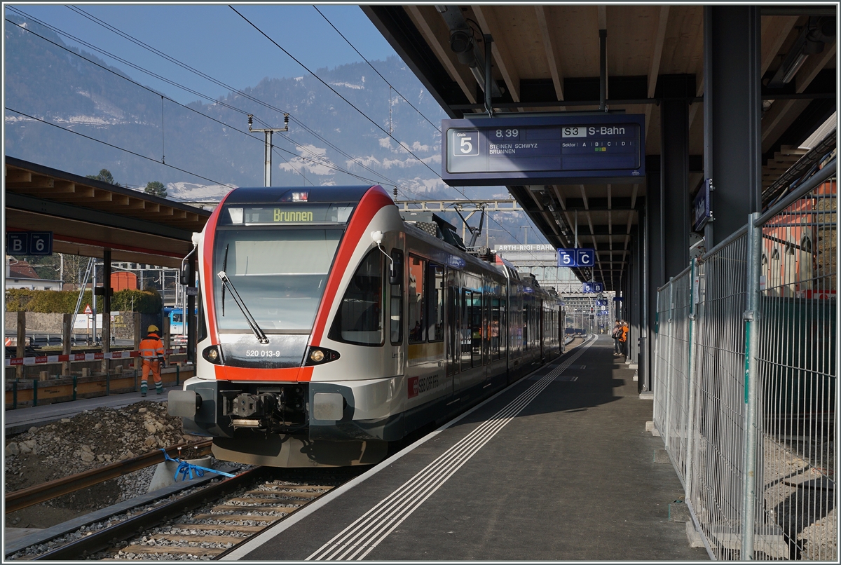 Ein normalspuriger  Schamlspurtriebwagen  der RABe 520 wurde für die nach der Sanierung  profilverengte Seetalbahn gebaut, verkehrt aber auch auf anderen strecken, wie hier z. B. als Regionalzug von Luzern nach Brunnen beim Halt in Arth Goldau.
17. März 2016