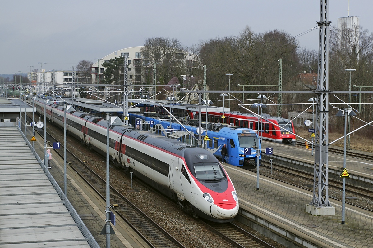 Ein RABe 503 verlässt am 24.02.2023 mit einem EC von München nach Zürich den Bahnhof Memmingen