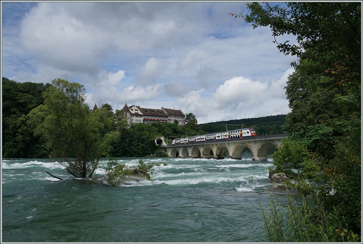 Ein RABe 514 als S24 auf der Fahrt von Thayngen nach Zug auf der Rheinbrücke zwischen Neuhausen und Schloss Laufen am Rheinfall.
18. Juni 2016