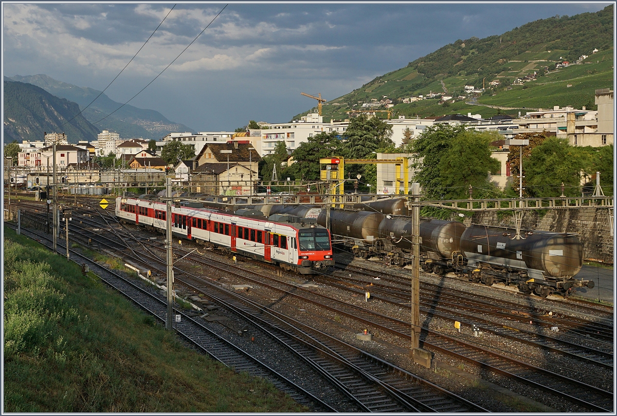 Ein RegioAlps Domino nach Brig erreicht Sierre.
31. Juli 2017