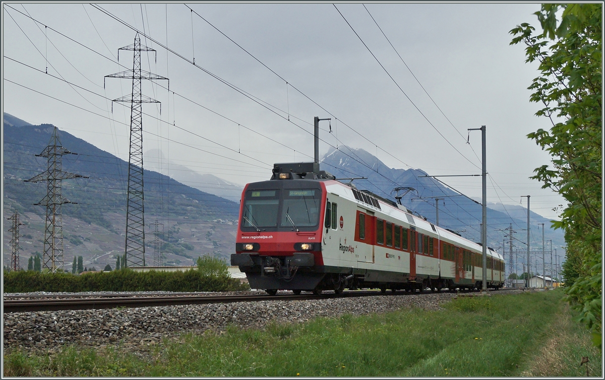 Ein RegionAlps RBDe 560 zwischen Sion und Martigny auf der Fahrt nach St-Gingolph. 

18. April 2014