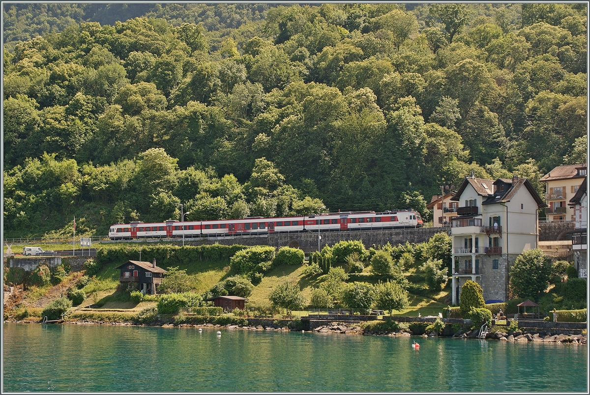 Ein RegionAlps RBDe 560 zwischen Bouveret und St-Gingolph. Das Bild wurde von eine CGN Kursschiff aus aufgenommen. 

1. Juli 2013