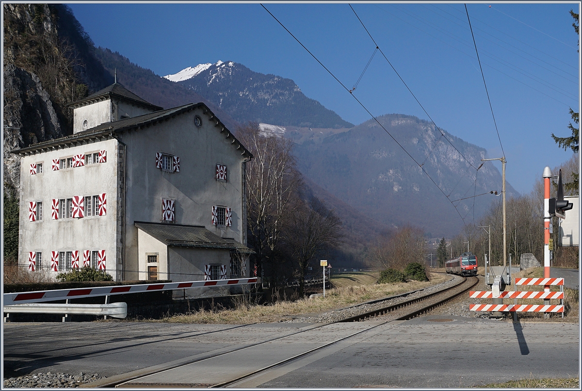 Ein RegionAlps Regionalzug nähert sich dem Château de la Porte de Scex und dessen nahegelegen Bahnübergang.

15.Feb. 2017